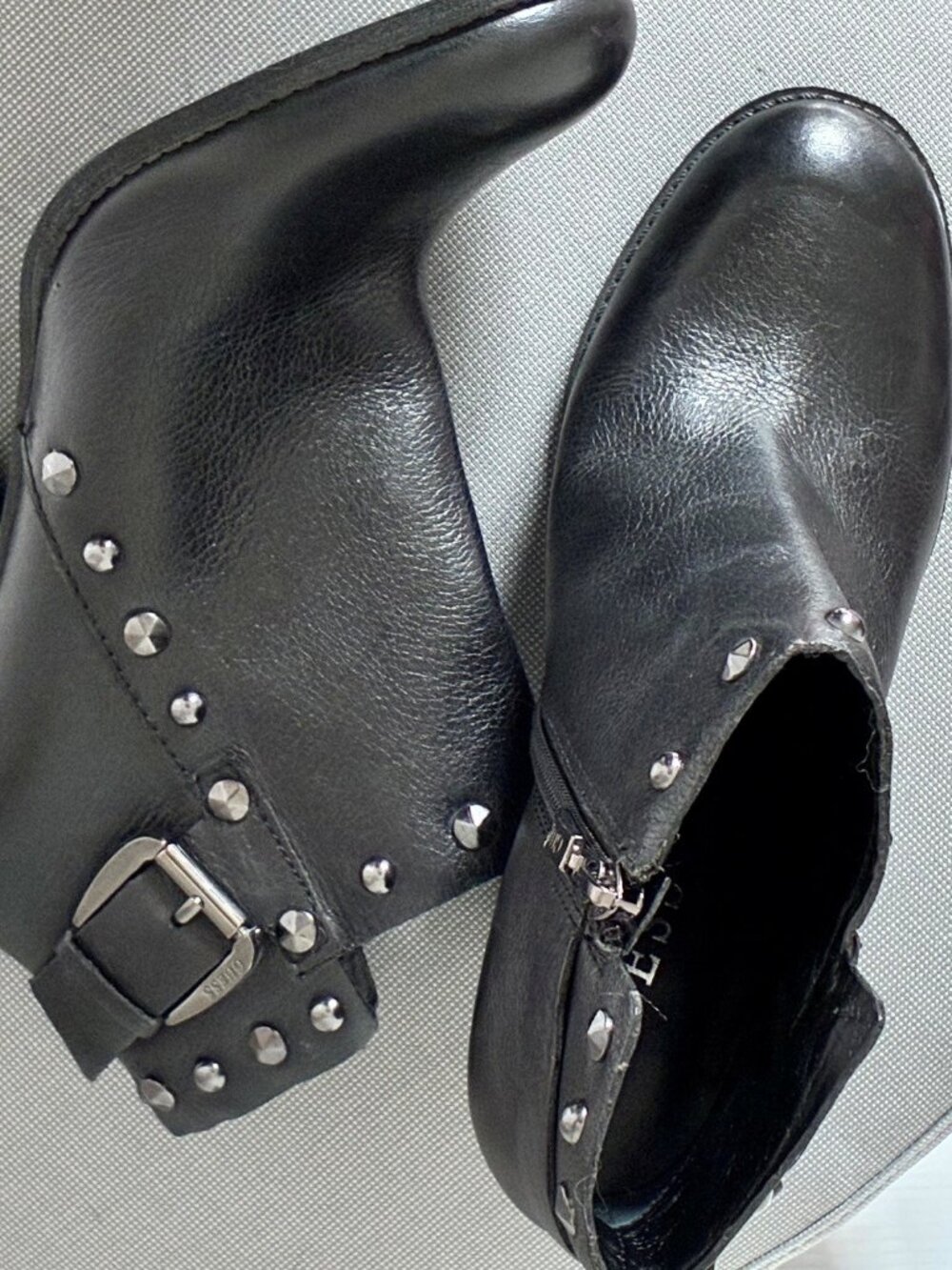 Ankle boots - Bottines à talons noires cloutées Guess – Taille 6.5M